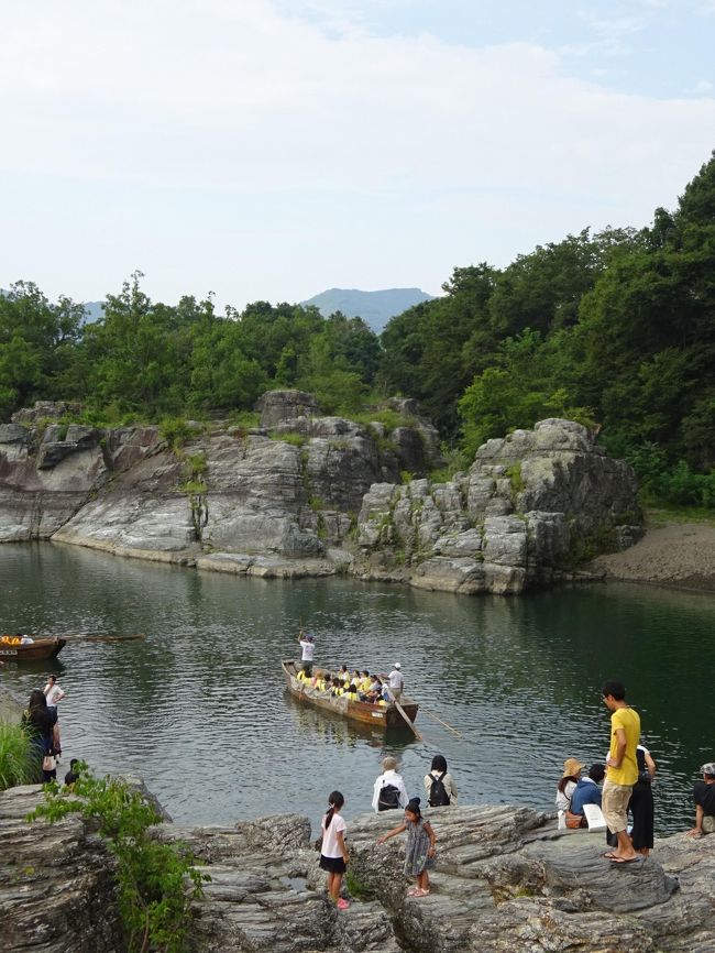 フランス旅行記の途中ですが、夏の終わり同僚たちと、バスツアーにて秩父~橋立洞窟~農園野菜バイキング~SLパレオエクスプレス~長瀞下りまで、<br />1日目一杯満喫してきました。<br /><br />ずっと行きたかった長瀞ライン下り、激しい急流を予想していましたが、緩やかな河の流れの中、歴史ある地層が織りなす景色を堪能できました。<br />季節を変えて再訪したくなりました。