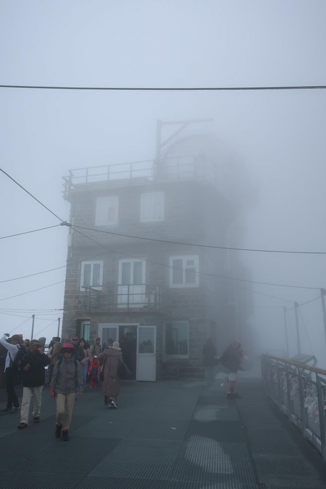 スイス旅行の7日目<br />主な旅程は次のとおり<br />1.Wengenからユングフラウヨッホまで登山電車<br />2.登山電車で途中まで下山し、1駅分だけハイキング<br />3.昼食後、ラウターブルンネンまで下山し、シルトホルンへ<br />4.シルトホルンから下山し、ラウターブルンネンを経由し、Wengenへ<br />5.Wengenで夕食、ホテル2泊目