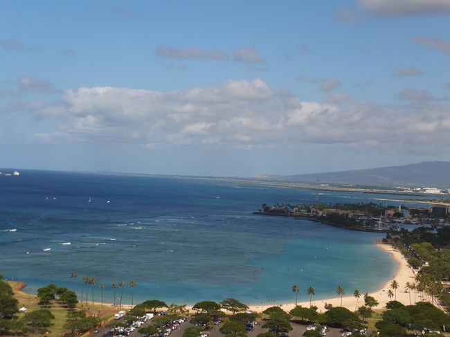 2019年の夏休みはハワイへ！<br />今年の春先まで夏休みに行くところを決めていなかったが、友達がハワイに行くということと、デルタマイルがまぁまぁ貯まっていてそろそろ使おうと思っていたこともありで、ハワイに決めちゃった。<br /><br />３泊５日の短い日程だったが、天気もよくて、ビーチでのんびりしたりして、やっぱりハワイは楽しいもんだ。<br /><br />今回のお宿はプリンスワイキキ。<br />今年のGWで使用したホテルはした、海見えない、プールあるけど浅すぎて泳げないで、ちと残念だったので今回はこれらをクリアすることを条件に探したのだ。プリンスワイキキのプールよさげだったが、海も楽しくなりだして結局プールには行かんかったけどね。<br /><br />前編は出発～２日目の午後まで。初めてアラモアナビーチにも行ってみたが、のんびりした雰囲気がとてもよかった。そして友達と食べるランチや、ハワイのイタリアンディナーは最高に旨かった！<br /><br />&lt;概要&gt;<br />往路　8/23成田19:25発　→　同日ホノルル8:14着<br />　　　デルタコンフォートプラス<br />復路　8/26ホノルル10:50発　→ 8/27成田14:15着<br />　　　デルタコンフォートプラス<br /><br />　　　※往復とも特典航空券<br /><br />ホテル　プリンスワイキキ<br /><br />前編レストラン<br />　　　ユチャン・コリアン・レストラン（冷麺）<br />　　　タオルミーナ（イタリアン）<br />　　　SunnyDays（パンケーキ）
