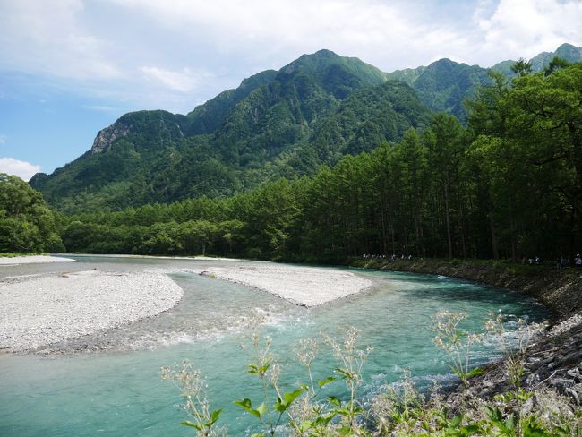 友人と「この夏に上高地に行こうよ」って話になったのが今年のゴールデンウイーク。<br /><br />7月に一度予定を合わせたものの、天気予報がイマイチでその時は中止に。<br />8月に再度予定を合わせてリベンジしたら大正解!!<br />天気に恵まれ上高地とアルペンルートをたっぷり歩いて楽しんで来れました♪<br /><br />1日目:上高地<br />2日目:アルペンルート(扇沢⇔立山の往復)<br /><br />今回はツアーではなく個人で動いたので、時間を気にせず自由気ままに動けたのがまたよかったです。