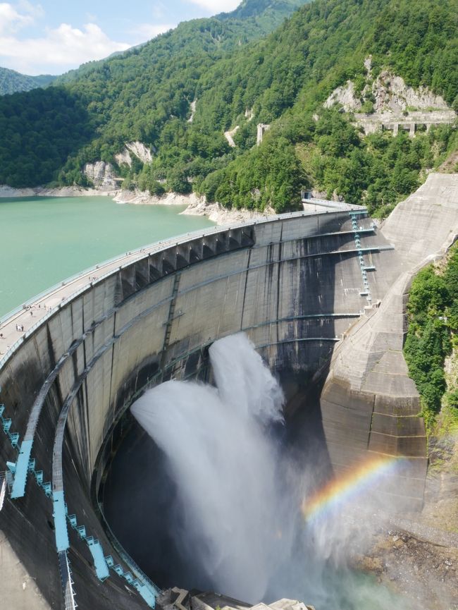 友人と「夏に上高地に行こうよ」って話しになったのが今年のゴールデンウイーク。<br /><br />７月に一度予定を合わせたものの、天気予報がイマイチでその時は中止に。<br />８月に再度予定を合わせてリベンジしたら大正解！！<br />天気に恵まれ上高地とアルペンルートをたっぷり歩いて楽しんで来れました♪<br /><br />１日目：上高地<br />２日目：アルペンルート（扇沢⇔立山の往復）<br /><br />今回はツアーではなく個人で動いたので、時間を気にせず自由気ままに動けたのがまたよかったです。<br /><br />写真の枚数が多かったためアルペンルートを前半・後半に分けました。<br />まずは前半。<br />長野県・扇沢から黒部ダムを通って立山室堂を目指します。