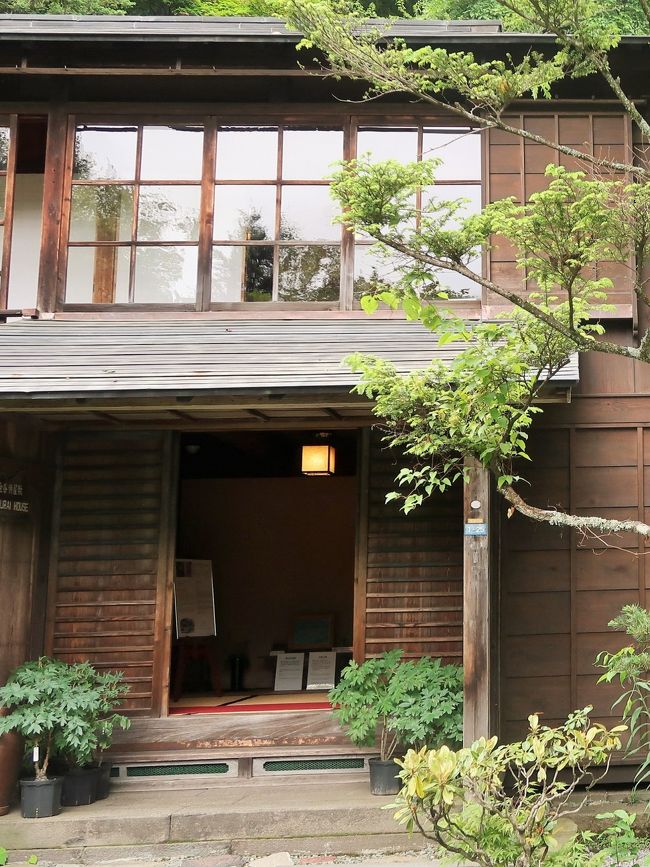 宿としての役割を終えた「金谷カテッジイン」の建物は140年以上にわたり大切に保存されてきました。2014年、国の登録有形文化財に指定され、「金谷ホテル歴史館」として一般公開されています。<br /><br />明治初期、日本人よりも先に外国人の間で有名になったNIKKO<br />そこに誕生した日本初の西洋式リゾートホテル「金谷ホテル」その歴史を今日も形として残している「金谷侍屋敷」 日本人特有の外国人へのおもてなしの原点がここにあります<br /><br />明治時代から外国人に愛された避暑地 NIKKO<br />日光は明治初期から自然と歴史・文化遺産を兼ね備える避暑地として日本に滞在する欧米人にその価値を高く評価されていました。そのきっかけを作ったのは1862年に通訳生として来日した英国人アーネスト・サトウです。　サトウは奥日光の美しさに魅せられ、1874年には A Guide Book to Nikko を出版。1896年、中禅寺湖南岸に自分の別荘を建築しました。その後外交官を中心に多くの外国人が別荘を建て、明治から大正末期まで中禅寺湖周辺には欧米人の社交界が形成されていました。<br /><br />日光金谷ホテル &#8211; その誕生<br />1870年(明治3年)、アメリカ人宣教医ヘボン博士が日光を訪れた際に自宅を宿として提供したのが東照宮の雅楽師を勤めていた金谷善一郎です。日光を訪れる外国人の増加を見越した博士は善一郎に外国人専用の宿泊施設を作ることを進言。この言葉を受けて善一郎は民宿創業を決意し、四軒町（現在の本町）の自宅を改造して、1873年（明治6年）に「金谷カテッジイン」を開業しました。これが金谷ホテルの始まりです。<br /><br />1878年（明治11年）ヘボン博士の紹介でカテッジインに逗留した英国人旅行家イザベラ・バードは、著書「日本奥地紀行」の中で日光や金谷家の様子を率直な言葉で綴っています。金谷家の家屋は江戸時代には武士が住んでいたことから外国人客の間ではSamurai House（侍屋敷）と呼ばれていました。140年以上を経た今日まで当時と同じ場所に保存されています。<br /><br />1893年（明治26年）、善一郎は30の客室を備えるホテル「金谷ホテル」を大谷川岸の高台にオープンさせました。明治、大正、昭和そして平成へと時代が移り変わる中、金谷ホテルは日本最古のリゾートホテルとしての伝統と誇りを大切にし、長年培ったおもてなしの精神を受け継ぎ今日に至っています。<br /><br />二つの異なる歴史的価値を持つ有形文化財 － 金谷侍屋敷<br />金谷ホテルの前身「金谷カテッジイン」が生まれた建物は約360年前に建てられた武家屋敷です。140年以上経過した今日、その家屋は当時と同じ場所にほとんどそのままの形で存在しています。それが2014年国の登録有形文化財に指定された「金谷侍屋敷」です。2015年3月に「金谷ホテル歴史館」の名称で一般公開が始まりました。武家屋敷の様相が見られる建築遺産としての価値と日本初の西洋式リゾートホテル発祥の地という全く異なる二つの歴史的価値を持つ稀有な文化財です。<br />http://nikko-kanaya-history.jp/　より引用<br />