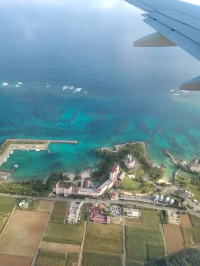 今回が初めての宮古島旅行です。2泊3日の旅程で大阪国際空港から飛びました。<br />本土は大雨にたたられている場所があり、曇りや雨ですが、この宮古島は快晴でした。<br />恵まれているというか、本当に幸運だったと思います。<br />レンタカーで回りましたが、ゆっくりするのなら３泊4日が理想だと感じました。<br />何しろ移動時間に時間がかかりますから。<br />