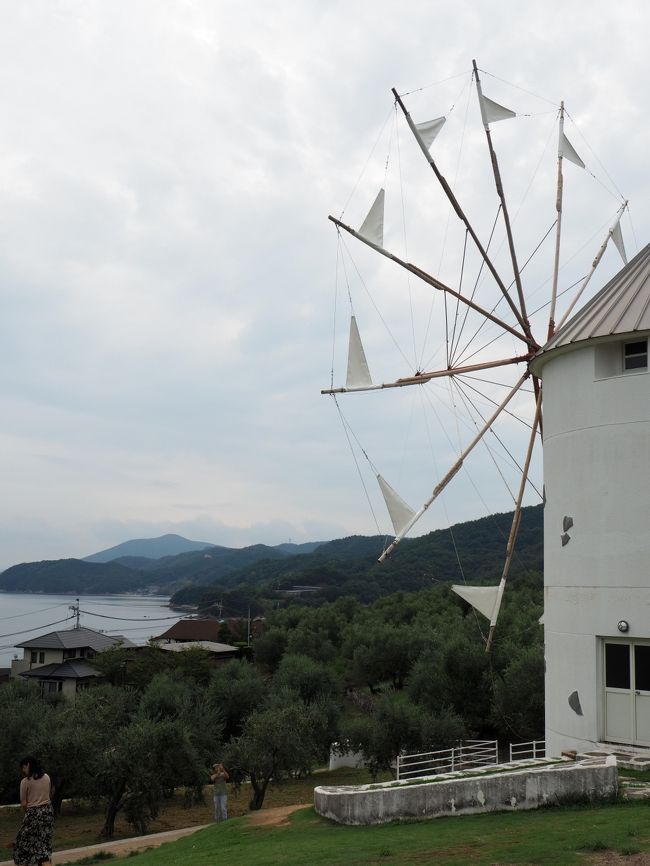 夏の最後に、行きたかった小豆島を含めて計画しました。<br />宿泊は、「阿讃琴南」<br />関西では有名なホテルニュー淡路系列の新しいホテルです。<br />２日目は、子どものためにレオマワールドへ。<br />結局子どもの希望で、遊園地とプール両方楽しむことになり、<br />帰りには、ひそかに私が行きたかった「まちのシューレ９６３」にも立ち寄りおみやげを買うことができました。<br /><br />小豆島も、ホテルも、レオマワールドもとても楽しく、いい旅行になりました。<br /><br />８月３０日（金）<br />　７：１５　　姫路発のフェリーで小豆島へ<br />　８：５５　　福田港　着<br />　９：４０　　寒霞渓　着　<br />　１０：３０　なかぶ庵<br />　１１：１５　二十四の瞳映画村　着<br />　１２：３０　岬の分教場　着<br />　１３：１５　オリーブ公園　着<br />　　　　　　　オリヴァスでランチ<br />　１５：３０　エンジェルロード　着<br />　１６：３０　土庄港から高松へ<br />　１７：３５　高松　着<br />　１８：５０　阿讃琴南　着<br /><br />８月３１日（土）<br />　８：３０　　朝食<br />　１１：００　ホテル　出発<br />　１１：４５　ニューレオマワールド　着<br />　１７：３０　　　　　　　　　　　　発<br />　　　　　　　この時間でも営業している「香川屋本店」に立ち寄り、<br />　　　　　　　高松市の丸亀町商店街で少し買い物をして、帰宅<br /><br />旅館到着まで<br />旅館到着後