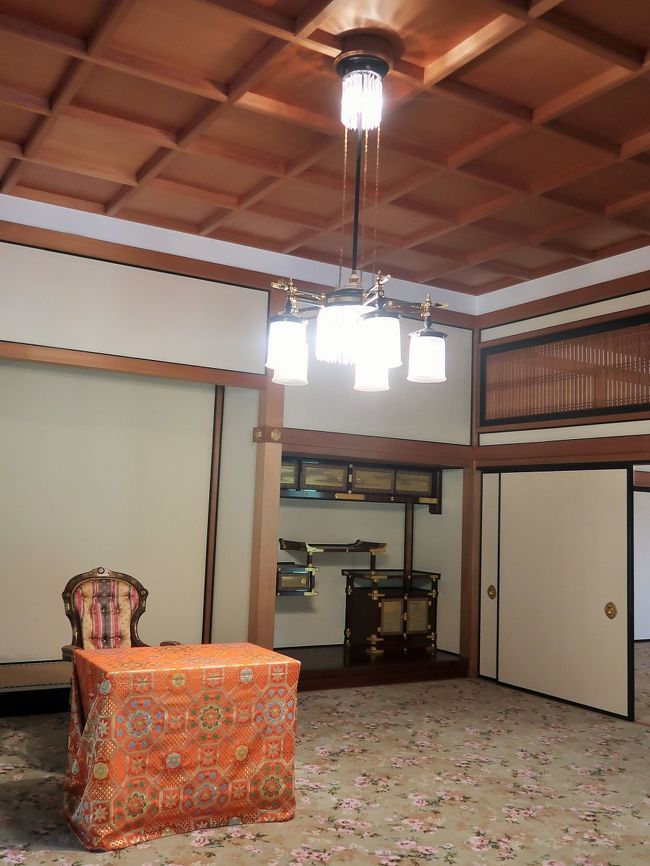 日光田母沢(たもざわ)御用邸記念公園は、栃木県日光市にある栃木県立の都市公園(歴史公園)である。元は皇太子時代の大正天皇の静養所として造営された旧御用邸の建物と庭園を公園として整備し一般公開している。明治期以降に数多く造られた御用邸建築のうち、全体がほぼ完存する唯一の例として貴重であり、建造物群は国の重要文化財に指定されている。 日光観光のシンボルである神橋から大谷川(だいやがわ)を1kmほど上流にさかのぼったところに位置する。御用邸の創設は明治32年(1899年)で、病弱であった皇太子嘉仁親王(後の大正天皇)の夏の静養所として設けられたものである。建物はすべてがこの時に新築されたものではなく、もともとこの土地に建てられていた資産家の別荘が再利用されており、東京・赤坂の東宮御所から移築された建物(その主要部分は江戸時代の建築)もある。さらに、大正天皇即位後にも多くの部屋が増築され、江戸・明治・大正の各時代の用途の異なる建築が混在しているが、全体として見事に調和が取れている。 敷地面積 御用邸時代 107,000m2(32,000坪)現在 39,390m2(11,900坪) 室数 106室 床面積 4,471m2(1,352坪)1899年(明治32年)6月 - 完成。1912年(大正元年) - 大正天皇即位。1920年(大正8年) - 大増改築完了。大正天皇崩御後は、昭和天皇、香淳皇后の避暑地として利用される。1947年(昭和22年) - 田母沢御用邸は廃用となり、大蔵省関東財務局の管理下に入る。一般公開開始。2000年(平成12年) - 修復工事が完了し、「日光田母沢御用邸記念公園」として開園。田母沢御用邸は1899年(明治32年)に創設されたが、前述のようにすべての建物がこの時に新築されたものではなく、もともとこの敷地にあった小林家別邸の建物が残り、また、東京・赤坂離宮の東宮御所から移築した建物もある。さらに大正時代にも大規模な増築が行われたため、建築群の中に、江戸・明治・大正の建築様式を見ることができる。 建物群は2003年(平成15年)12月、「旧日光田母澤御用邸 10棟」として国の重要文化財に指定された。重要文化財指定の10棟の建物名称は次のとおりである。 御座所 - 赤坂離宮から移築。江戸時代の建物。御食堂 - 赤坂離宮から移築。明治時代の建物。皇后御座所 - もとから田母沢にあった銀行家の別荘。明治時代の建物。謁見所 - 大正時代増築部内謁見所 - 大正時代増築部皇族及び臣下休所 - 田母沢御用邸開設時の新築。一部大正時代に増築。御車寄 - 赤坂離宮から移築。明治時代の建物。主殿寮 - 田母沢御用邸開設時の新築。調理所 - 一部は田母沢御用邸開設時の新築。大部分は大正期の増築。女官部屋 - 田母沢御用邸開設後、明治~大正期の増築部分。増築・移築等の経緯から文化財としての建物名は上記の10棟に分かれているが、各建物は廊下でつながれて統一的な内部空間を構成しており、屋根も一つながりになっている。(フリー百科事典『ウィキペディア(Wikipedia)』より引用)田母沢御用邸記念公園 については・・https://www.park-tochigi.com/tamozawa/