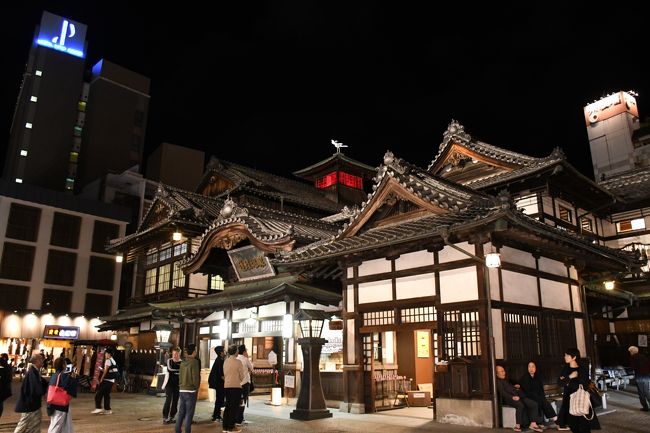 2018年10月11日(木)~10月15日(月)で四国と九州へ行きました。<br /><br />0日目<br />松阪から近鉄特急で名古屋へ<br /><br />名古屋から四国高速バスの”さぬきエクスプレス名古屋”号で高松へ<br /><br />津エアポートラインで中部国際空港へ<br /><br /><br />1日目<br />この日は、高松→徳島→高松→高知→高松の順で動きます。<br /><br />高松駅から特急うずしおで徳島へ<br /><br />徳島で1時間ほど時間つぶしの散歩をして、<br />同じく特急うずしおで高松へGo Back!!<br /><br />カーシェアを利用して、どうでしょう軍団イチオシのうどん屋<br />八栗にある”山田家”へ<br />うどんを堪能して、高松駅へ<br /><br />高松から快速南風リレー号で丸亀へ<br /><br />丸亀から特急南風で高知へ<br />路面電車の未乗区間を制覇して、カツオのたたきで夕飯<br /><br />同じく特急南風で宇多津へGo Back!!<br /><br />宇多津から特急いしづちで高松へ<br /><br />新しく開業した”クレメントイン高松”で1泊<br /><br /><br />2日目<br />この日は、高松→児島→松山の順で動きます<br /><br />高松から快速マリンライナーで岡山県の児島へ<br /><br />児島から特急しおかぜで松山へ<br /><br />松山で伊予鉄道の郊外線を利用して、東京ラブストーリーのロケ地”梅津寺”駅へ<br /><br />松山へ戻って、路面電車に乗りながら、松山城観光<br /><br />道後温泉へ向かい、いつもお世話になっている”道後やや”へ<br /><br />夕飯は、かどやの宇和島鯛めし!<br /><br />今年は、道後温泉本館ではなく道後温泉に新しく出来た”飛鳥の湯”へ<br /><br />風呂あがりは、定番の10Factoryでみかんづくし<br /><br /><br />3日目<br />道後温泉から松山駅へ<br /><br />松山からは、特急宇和海で八幡浜へ<br /><br />八幡浜からバスで八幡浜港へ<br /><br />八幡浜港からオレンジフェリーで石仏の町”臼杵”へ<br />どうでしょうのサイコロの旅で有名なところ<br /><br />臼杵から特急にちりんで別府へ<br /><br />夕飯は、別府で大分名物のとり天!<br /><br />別府から大分へ戻って、ホテルは泊まってみたかった<br />”JR九州ホテルブラッサム大分”<br /><br />天空スパすごかったです<br /><br /><br />4日目<br />大分から特急ソニックで博多へ<br /><br />博多から福岡空港へ<br /><br />福岡空港からはスターフライヤーでセントレアへ