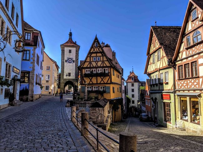 バイエルンチケットをフル活用した南ドイツの旅行も後半。<br />今回はロマンティック街道のきらきら星★ローテンブルク。<br />連れが行こうと言わなければ、行かなかった場所ですが、なんと今回一番よかった街です。<br /><br />だって、快晴!晴れているんだもの。<br />天野川、持ってる!<br /><br />ヾ(o´∀`o)ノワァーィ♪<br /><br />ほかの旅行記は↓こちら<br /><br />夏のザルツブルクと南ドイツ【1】サウンドオブミュージックの鼻歌が止まらない<br /> https://4travel.jp/travelogue/11535283/<br />夏のザルツブルクと南ドイツ【2】サウンドオブミュージックの鼻歌は続く<br /> https://4travel.jp/travelogue/11536508<br />夏のザルツブルクと南ドイツ【3】ニュルンベルクの赤いビールを求めて<br /> https://4travel.jp/travelogue/11536634<br /><br />◆主な料金<br />全部個人旅行で、半年前に106,560円の往復チケットをゲット。<br />宿泊はBooking.comとHotels.comを併用し、現地8泊(約10万円を2人で折半)。<br />バイエルン州内乗り放題(ICなど特急のぞく)のバイエルンチケットはグループチケット32ユーロ!これを3回利用。2人で折半。<br />観光パスカードも積極的に利用した。ザルツブルクカード(ハイシーズン72時間44ユーロ)、ニュルンベルクカード2日券(28ユーロ)。<br />ミュンヘン交通フリーパス、グループ1日乗車券(ゾーン1-4:12.8ユーロ、2人で折半)を2回、グループ1日乗車券(空港を含む全域:24.3ユーロ、2人で折半)。<br /><br />◆旅程<br />【1】8/12-8/15 関空-ミュンヘン空港-ザルツブルク<br />【2】8/16-8/17 ニュルンベルク<br />【3】8/18 ローテンブルク ←今回はこれ<br />【4】8/19-8/21 ミュンヘン-関空