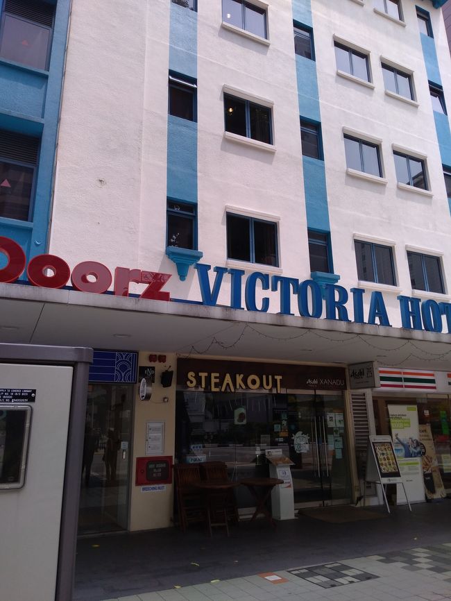<br />4トラベルではわりと少なめの<br />バジェットホテル滞在のご報告です<br />予算少なめの方に参考にしていただければ<br />ウレシイです<br />二泊め以降はリトルインディアから<br />移動してブギスにある<br />Red Doorz Plus Victoria Hotel