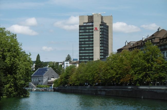 スイスのチューリッヒは今や世界1,2を争うくらい物価が高いらしい。給料も物価も日本の2倍と考えれば,普通の日本人ではチューリッヒの高級ホテルは高くて泊まれなくなってきている。<br /><br />それでも私はマリオットのステイタス維持のために「チューリッヒ・マリオット」(写真)に泊まってみた。7月27日(土)から週末2連泊。さて、そのお値段は?<br /><br />夏の週末宿泊・シニア割引で1泊2名約35000円(総額)だった。普通に泊まると4万円~5万円、クラブルームなら5万円~6万円はするので比較的格安に泊まれた。(注:日本の高級ホテルも価格高騰!)<br /><br />高層階のクラブルームにアップグレード、午後のアフタヌーン・ティー、夕方のカクテルタイム(夕食)、翌日の朝食、事実上3食付き宿泊となるのでマリオットの上級会員(プラチナ以上)のメリット大である。少々高くとも我慢しよう。<br /><br />