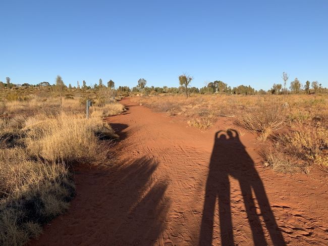 2019年夏休み<br /><br />共働きのすれ違い夫婦が、2019年10月24日で登山禁止になる Ayers Rock (Ululu) に行って来ました。<br /><br />オーストラリア大陸のド真ん中に位置するエアーズロックには、シドニー経由で行きました。成田 → シドニー → エアーズロックと、約19時間かかって、真夏の日本から 真冬のエアーズロックに下り立ちます。<br /><br />Palya !<br />エアーズロックは、先住民アボリジニの聖地。<br />アボリジニのアナング族は、約1万年前からこの地に住み、世界で2番目に大きい この一枚岩を『ウルル』と呼びます。<br />その一帯は『ウルル・カタジュタ国立公園』として管理され、1987年にアナング族に返還されました。<br />観光客は、入園料(AUS25/3日間)を払って、決められた時間内に観光することが許されています。そして、国立公園に隣接する『エアーズロックリゾート』に宿泊するのが一般的。<br /><br />到着初日は、そのエアーズロックリゾート内の探検から。<br />遠くから眺めるだけでも迫力あるウルルは、太陽の加減で七変化します。<br />初日から、オーストラリアの大自然を直に感じることが出来て感激しました！<br /><br /><br />**********************************************<br />= 旅程 =<br /><br />● 8/7（水）<br />【 JL771 】B787-9（飛行時間9時間50分）<br />成田 19:20 発 ビジネスクラス(D)<br /><br />● 8/8（木）シドニー 6:10 着<br />旅行記(1) https://4travel.jp/travelogue/11537424<br /><br />【 JQ660 】A320（飛行時間3時間30分）<br />シドニー 10:40 発 → ウルル 13:40 着（のところ15時着） ★<br />《 Desert Gardens Hotel 泊 》<br />旅行記(2) https://4travel.jp/travelogue/11537549<br /><br />● 8/9（金）<br />ウルル日の出ツアー参加、その後 登山チャレンジ！<br />《 Desert Gardens Hotel 泊 》<br />旅行記(3) https://4travel.jp/travelogue/11632177<br /><br />● 8/10（土）<br />【 JQ661 】A320（飛行時間3時間）<br />ウルル 14:15 発 → シドニー 17:45 着<br />《 Sheraton Grand Sydney Hydepark 泊 》<br />旅行記(4) https://4travel.jp/travelogue/11615488<br /><br />● 8/11（日）半日市内観光ツアー参加<br />《 Sheraton Grand Sydney Hydepark 泊 》<br />旅行記(5) https://4travel.jp/travelogue/11537571<br /><br />● 8/12（月）タロンガ動物園 他<br />《 Quality Hotel CKS Sydney Airport 泊 》<br />旅行記(6) https://4travel.jp/travelogue/11537573<br /><br />● 8/13（火）帰国<br />【 JL772 】B787-9 ビジネスクラス(D)<br />シドニー 8:15 発 → 成田 17:45 着<br />旅行記(7) https://4travel.jp/travelogue/11537577<br /><br />＊ウルルとシドニーは30分の時差<br />＊シドニー / ウルル往復のジェットスターは、LCCなのに、一人 AUD899 (約7万円)もした！<br />＊JAL航空券は、エコノミーだと 成田/シドニー/エアーズロック(JAL＋ジェットスター)で一度に申し込めるが、ビジネス指定だと 成田/シドニー間しか取れないため、シドニー/エアーズロック間は別予約になる。<br /><br />【 為替 】１オーストラリアドル＝約75-80円　