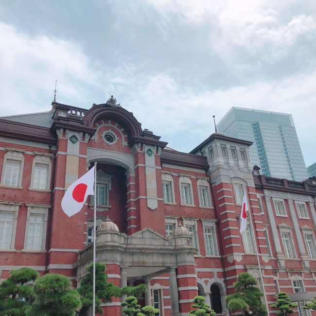 お越し頂きありがとうございます。<br />最新旅行記(2019年夏旅、沖縄へ)から遡っていく予定の旅行記の予定ですが、ついに?早くも?(笑)新しい旅が上書きされました~。<br />今回は夫の還暦のお祝いに乗じて、私が泊まってみたかった(笑)東京ステーションホテルに宿泊して参りました。都内は泊まる程は遠くはないのですが、あえての宿泊、朝食が美味しいと聞いていて(基本的に宿泊者以外は食べられない、年に何度かは宿泊者ではなくとも朝食を食べることができるようです)ずっとチャンスを待っていました~願えば叶うものですね(笑)<br /><br />登録してから多くの方にお越し頂いているようで光栄の極み。たくさんのいいねも頂いております、感謝です。いいねを頂いた皆様の旅行記も見させて頂いております。SNSに不慣れなので、ぺたぺたと足跡をつけまくったりしていたらごめんなさい、コメントやフォローもして頂いたらとても喜びます。<br />どなたかのお役に立てれば幸い、マイペースで書いて参ります、どうぞよろしくお願い致します。<br />