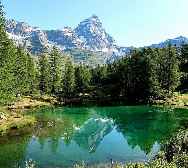 2019年の夏は、2016～2018年に続いてイタリア・オーストリア・スイス・フランスのアルプス地方のドライブ旅行とハイキングに決定。ヴェニスイン、ジュネーブアウトの航空券を購入し、実際の旅程は直前の天気予報を見ながらその都度決定。5泊6日のスイスの旅の後は、イタリアのアオスタ谷へ入り、その後フランスに1日だけ入ってイズラン峠をドライブした後、再びイタリア・スーザへ。スーザから北上し、グランパラディ―ソ周辺やアオスタ谷をドライブし、チェルビニアでマッターホルンをイタリア側から見ながらハイキング。最後はアオスタに戻り、ジュネーブまでバスで行き帰路へ。<br />本編は、後半のイタリア編その５で、快晴に恵まれたチェルビニアで、マッターホルンを見ながら最後のハイキングをしたときの旅行記です。（表紙写真は、ラーゴブル―の逆さマッターホルン）<br /><br />今回の全旅程は以下の通り。<br /><br />7/16 成田ー（OS,ウィーン経由）－＞ヴェニスー(バス）－＞パドヴァ(泊）<br /><br />7/17 パドヴァ市内見学後レンタカーを借り出して、シルミオーネへ(泊）<br /><br />7/18 シルミオーネー＞ガルダ湖畔ー＞モルベーノー＞(オーストリア)ナウダース（泊）<br /><br />7/19 ナウダースー＞（スイス)グアルダー＞アルブラ峠ー＞ランドバッサー橋ー＞ゼードルン(泊）<br /><br />7/20 ゼードルンー＞アンデルマットー＞スーステン峠ー＞インターラーケン(泊）<br /><br />7/21 インターラーケンー＞グリンデルワルドー＞グローセシャイデッグ<br />　　（トレッキング）グローセシャイデッグーフィルストーバッハアルプゼー<br />（ウィルダースヴィル泊）<br /><br />7/22 シニゲプラッテ往復<br />　　 ヴィルダースヴィルー＞カンデルシュテーク<br />　　（エッシネン湖トレッキング）ー＞グリムゼル峠ー＞フィーシュ(泊）<br /><br />7/23 エッギスホルン往復ー＞ブリーグー＞マルチーニー＞ヴェルビエ（泊）<br /><br />7/24 モンフォー往復ー＞グランサンベルナール峠ー＞(イタリア)アオスター＞ラ・トゥイール（泊）<br /><br />7/25 ラ・トゥイールー＞プチサンベルナール峠ー＞（フランス）バルディ・ゼールー＞イズラン峠ー＞ランスビラールー＞モンスニ湖ー＞(イタリア)スーザ(泊）<br /><br />7/26 スーザー＞サクラ・ディ・サンミケーレー＞クオルニェー＞ニヴォレット峠ー＞<br />　　　チェレゾーレ・レアーレ(泊)<br /><br />7/27 チェレゾーレ・レアーレー＞イッシメー＞サヴォイア城ー＞アオスター＞アイマヴィル(泊）<br /><br />7/28 アイマヴィルー＞バール要塞ー＞ブレウイル・チェルビニア(泊）<br /><br />7/29 ブレウイル・チェルビニア周辺トレッキングー＞アオスタ空港（レンタカー返却）－（バス）－＞アオスタ（泊）<br /><br />7/30 アオスター（バス）－＞ジュネーブー（OS)ー＞ウィーン(泊）<br /><br />7/31 ベルべデーレ宮殿見学後、ウィーンー(OS)－＞成田(8/1)