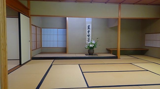 車で帰る途中で少し寄り道して、北山緑化植物園に立ち寄りました。<br /><br />写真が多いので5冊に成っています。<br /><br />写真は、園内の北山山荘の座敷。