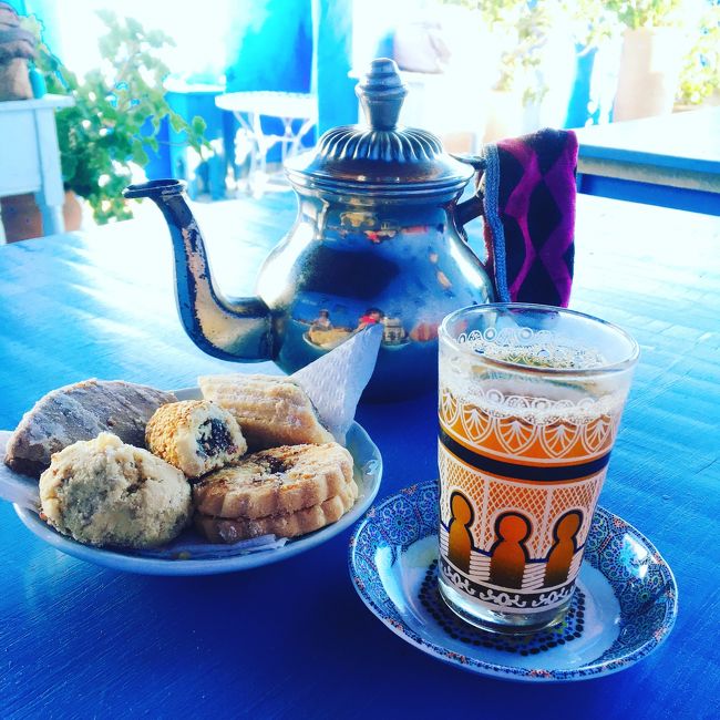 2019年の夏休みはずっと行きたかったモロッコへ。<br />アフリカ大陸初上陸！<br />モロッコ、なにがどう良かったか詳しく説明できないが<br />それはそれは素敵だった！<br />モロッコ料理は美味しいし<br />宿がいちいち洒落てるし<br />自然すごいし。<br />なんなのモロッコ。<br />そして何より、ご一緒したお仲間のおかげでとても楽しい旅になりました。<br /><br />8/12（月）<br />22：00 成田出発<br />↓<br />ドバイ乗継ぎ<br />↓<br />8/13（土）<br />12：30 カサブランカ到着<br />↓<br />車移動<br />↓<br />夕方 シャウエン到着