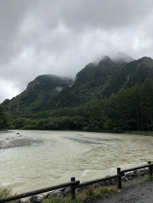 夏休み最後の一泊家族旅行。<br />子供達と父に上高地の美しさを<br />見せてあげたく計画。<br /><br />上高地はあいにくの雨。<br />本当に残念だった～涙<br /><br />しかし<br />松本の街並みと宿泊ホテルに大満足。<br />翌日わさび農園、美ヶ原を車で周りました。<br /><br />アルプスの山々を眺めながらの帰路、<br />上高地は残念だったけど、<br />この美しい長野県に<br />また来ようと決意しました。