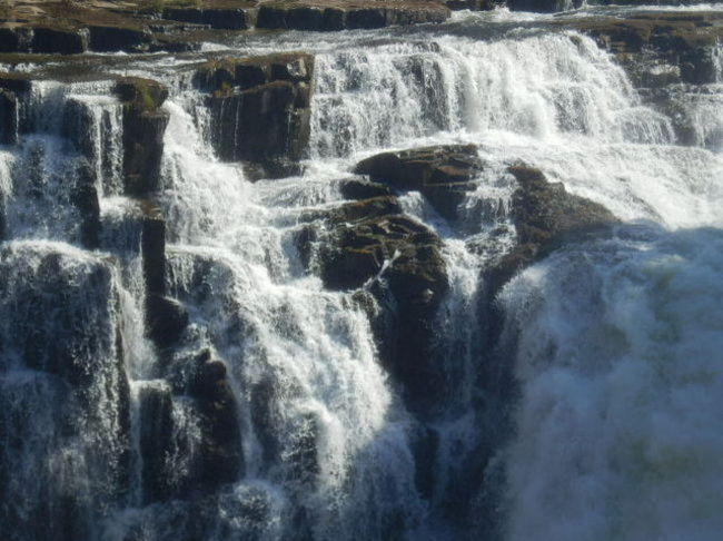 女一人旅。本日ビクトリアの滝観光。ジンバブエ側とザンビア側両方から滝を見ます。前編はジンバブエ側。