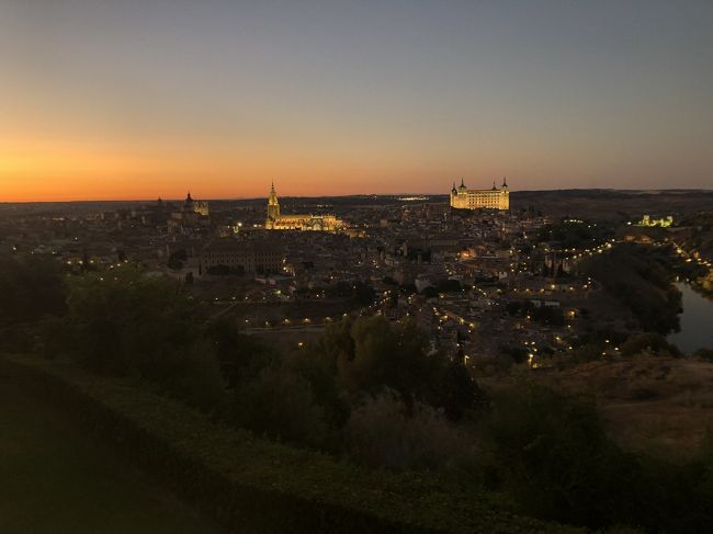 5泊7日のスペイン個人旅行。最後は、グラナダからトレドへ行った際の旅行記、最終です。<br />グラナダからマドリードは、ALSAのベンツバスで移動、マドリードからトレドは、renfeストに当たることが分かったので、事前にALSAバスを予約し、バスでトレドへ。トレド行きは、予約した時間より15分も早く出発した上、ALSAバスでなかったような、、、<br />トレドでは、パラドールに泊まり、部屋からも夕食のテラスからも、世界遺産の美しい旧市街全体が見えて、非常に良かったです。<br /><br />8/10  成田からフィンランド経由、フィンエアーで     <br />         バルセロナへ。<br />8/11  モンセラット観光、カサバトリョ観光、<br />         旧市街歩き、パエリア<br />8/12  サグラダファミリア、グエル公園、<br />          LCCでグラナダ移動、サンニコラス展望台、<br />          バルで無料タパス文化<br />8/13   アルハンブラ宮殿、フラメンコ鑑賞<br />8/14   バスでグラナダからマドリード、<br />          マドリードからバスでトレド<br />           トレド旧市街散策、パラドールに泊まる<br />8/15   renfeでトレドからマドリードへ。<br />         バスで、空港へ。イベリア航空で成田へ。<br />8/16   午前 成田着