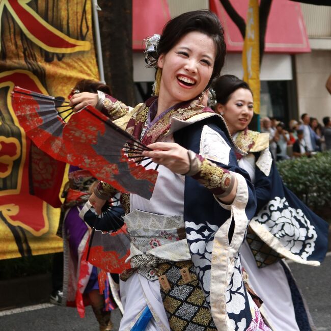 第21回にっぽんど真ん中祭り<br /><br />通称どまつり、日本のど真ん中、真夏の名古屋を舞台に繰り広げる日本最大級の踊りの祭典。約200チーム20,000人が地域色豊かな踊りを披露。<br /><br />暑い名古屋、踊る方も見物客も熱中症との闘いですが、時を忘れて夢中になる魅力があるのです。<br /><br />スケジュールは4日間。<br />22日(木)キャンパスバトル18:00~21:00<br />23日(金)前夜祭17:00~21:00<br />24日(土)・25日(日)本祭8:50~21:00<br /><br />25日最終日に、午前久屋大通公園会場メインステージ、午後は大津通パレード会場と例年通りの行動でした。<br />