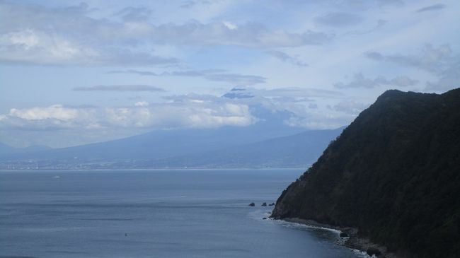 2019年の夏休み・・・<br />我が家としては、「初めての伊豆半島」に行って来ました。<br /><br />私は子供の頃に一度行ってはいるものの・・・多分あれは幼稚園の頃・・・ほぼ記憶無し(-_-;)<br />主人は初めての伊豆半島！<br /><br />地震が怖～い私達家族は、伊豆半島近辺には、なかなか近づけなかった！というのが本当のところです。<br /><br />息子達も独立し、一大決心し、いざ、伊豆半島へ！<br />海と山と峠越え・・・そして、たまーに雲の中から見えた富士山。<br />台風が接近している中、雨にも降られず楽しんで来ることができました。<br /><br />宿泊は、温泉ではなく・・・「東横イン富士山沼津駅北口２」<br />食事もご当地物にこだわらない我が家（笑）<br />この春、道の駅スタンプブックを購入したので、道の駅めぐりも兼ねています。<br />汗だくになって、本当によく歩いた伊豆旅行でした。<br /><br />伊豆旅行３日目（最終日）<br />今日は、ふたつの道の駅を巡って、帰路につきたいと思います。<br />お盆休みなので、高速道路が混み合う前に帰宅しましょう！<br />それにしても、伊豆半島は、海と山越え・・・移動するには大変な土地柄だと。思いました。