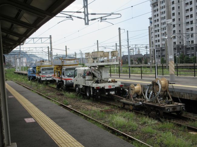 いよいよJGC修行の最終章。プレミアムエコノミーでのクアラルンプール往復で完成する。しかし、ビジネスクラスの快適さを味わってしまい、FOPはプレエコで十分なのだが、修行その1とその2で貯まったマイルを使って、アップグレードしてしまった。マイルの特典航空券は来春にも使う予定があるので、半分だけアップグレードする。往路の昼間のフライトで使うか、復路の機中泊のフライトで使うか悩んで、結局往路をアップグレードすることにした。マイルバックのキャンペーンがあったので、片道15000マイルでビジネスクラスにアップグレードできた。<br /><br />今回は、FOPを稼ぐために一旦博多まで移動して福岡空港から東京に飛ぶ。これもいろいろ考えて博多泊を選択。羽田泊や成田泊も考えたが、まだ乗ったことのない福岡成田便を使うために、博多泊にした。翌日早朝のフライトである。<br /><br />時間だけはたっぷりあるので、博多への移動は、青春18きっぷで各駅停車の旅。8時間以上乗った。若いときは12時間以上乗ったこともあるが、もう出来ない。<br />