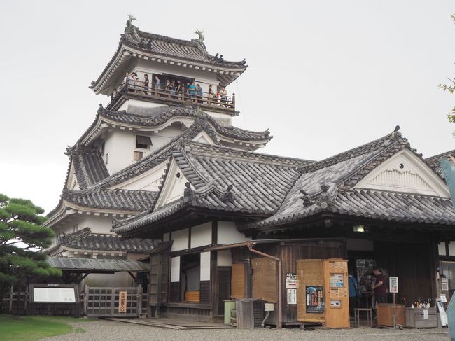 今回は旦那がもともとのシフトともらえる夏休みの1部を当て、5泊6日でドライブ旅してきました。<br />どこ行こうか~?と考えて、何かでさぬきうどんの特集をやってたのを見て「さぬきうどん食べに行きたいね!」から旅の計画が始まり、四国に入るのにしまなみ海道も久しぶりに通ってみたいと思って、京都→広島→四国のルートで巡ろうという事になり、旦那に適当にホテルを取ってもらいました。<br /><br />しまなみ海道の島観光した後は四国に入りました<br />天気が悪くて断念した場所もありましたが、愛媛では今治城、高知では高知城<br />へ登城してきました。<br />高地と言えば龍馬さんという事で、桂浜にも行ってみました<br /><br />愛媛と高知は少しだけの観光ですが、よければ御覧なって下さいな^^<br />