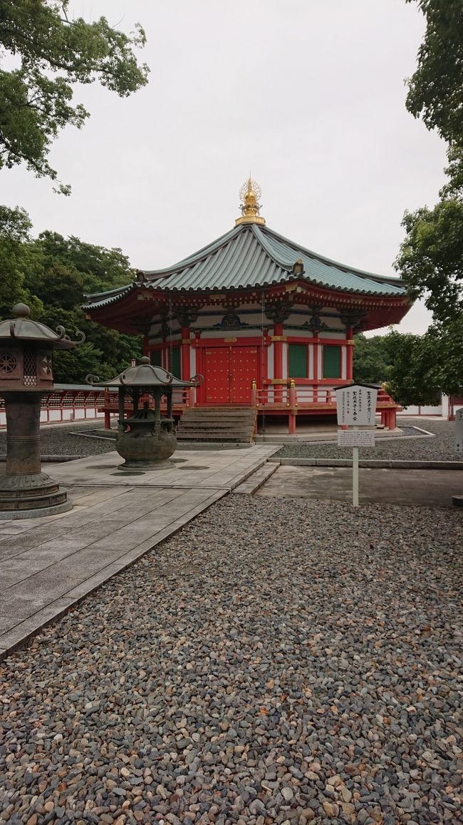 樺太から帰り成田空港に着いたあと近くにある成田山新勝寺へ行きました。<br />夕方4時半ごろでしたがまだ空いてました。成田空港に着いた外国人がかなり多かった印象を受けます。成田空港のトランジェットで来ている外国人観光客が多いのではないでしょうか？成田空港から一駅の成田駅から徒歩10分ほどで行くことができるため非常に便利であり、旅しやすい観光地と言えるでしょう。海外旅行のために成田空港に来られる方も多いでしょうが、せっかくなので成田空港を利用するだけでなく千葉県も楽しんでみるのは如何でしょうか？ぜひぜひおススメしたい観光地であると思います。成田空港は過去にアメリカとハワイに行く時の二度利用したことがあるのですが、成田山新勝寺に来るのは今回が初めてでした。もっと早く気付けば良かったと思いますが、まぁそれはともかく非常に満足できるスポットでした！