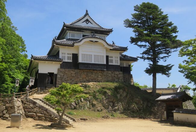 中国中部の日本百名城巡り、備中松山城の紹介です。標高430メートルの小松山の山頂に建つこの山城は、日本三大山城にも数えられています。あとの二つは、どちらも日本百名城の岐阜県の美濃岩村城と、奈良県の大和高取城です。