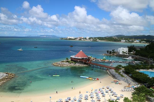今年の夏の旅行、沖縄本島、恩納村の1日目です。<br /><br />朝9時頃に那覇空港に到着して、レンタカーで<br />お昼は「なかむらそば」、「万座毛」、「おんなの駅なかゆくい」<br />を周り、昼頃に「ルネッサンスリゾートオキナワ」に到着。<br /><br />当日は早めに温泉に入り、ホテルのレストラン、和食の「彩」<br />で沖縄料理を食べました。(^O^)/