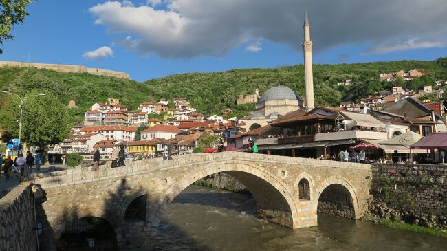 マケドニアからコソボに入国し、まずは南部の都市、プリズレンに行きました。<br />この時点でコソボ独立してから9年しか経っておらず、やや不安もありましたが、人懐っこい子どもたちの笑顔に癒されました。<br />しかも、この日は金曜日でイスラム教の休息日。夕方から広場は大にぎわいで、大変活気のある街でした。<br /><br />5/5の旅行記です<br /><br />全体旅程<br />4/27　成田⇒<br />4/28　イスタンブール⇒ザグレブ⇒プリトヴィッチェ<br />4/29　プリトヴィッチェ⇒ドブロブニク<br />4/30　ドブロブニク⇒コトル⇒<br />5/1  　⇒モスタル<br />5/2  　モスタル⇒サラエボ<br />5/3  　サラエボ⇒ベオグラード<br />5/4  　ベオグラード⇒スコピエ<br />5/5  　スコピエ⇒プリズレン<br />5/6  　プリズレン⇒プリシュティナ⇒リュブリャナ⇒ウィーン<br />5/7  　ウィーン⇒フランクフルト<br />5/8  　⇒羽田