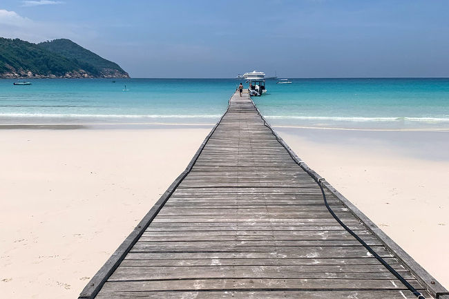 ちょっと遅めの夏休み。<br />マレーシアのレダン島へ行ってきました。<br /><br />できれば、高い!混んでる!のお盆休みは避けたい。<br />今年はお盆休みをずらせるかもー?<br />という曖昧な感じでなかなか夏休みが決まらず…<br />旅行の予定が全く立てられず焦るばかり。<br /><br />やっと休みが決まったのが1ヶ月ちょっと前。<br />KLの航空券がまあまあおトクな感じだったので、<br />取り合えずKLまで取っておいて。<br /><br />なんか時間もないし、いろいろ手配が面倒だったので、<br />KLでだらだらするのもアリかなーと。<br />もしくはペナンとかランカウイでもいいかなー。<br />でも他にマレーシアで行ったことのない島もいいなー。<br />というわけで、行ったことのないレダン島に決定!<br /><br /><br />☆1日目 成田→クアラルンプール<br />☆2日目 KL→レダン島<br />☆3日目 レダン島<br />★4日目 レダン島<br />☆5・6日目 レダン島→クアラトレンガヌ→KL→成田