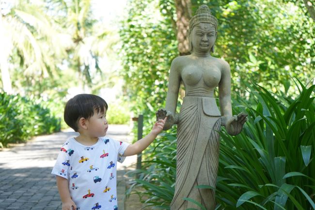 2019の夏休みは家族4人でベトナムへ!<br /><br />2歳と8歳の子どもを連れてダナン・ホイアンに滞在しました。<br /><br />ダナンで1泊。<br />ホイアンに4泊。<br />帰りはオーバーナイトフライト。<br />5泊7日の旅。<br /><br />今回は④フォーシーズンズ・ザ・ナムハイ滞在中に楽しんだ<br />リゾートアクティビティをご紹介します。<br /><br />フォーシーズンズナムハイには<br />大人用と子ども用のアクテビティがあり<br />毎時間何かしらのイベントがありました。<br /><br />子ども用イベントは全部参加無料!<br /><br />大人用はツアーや料理教室など一部有料。<br /><br /><br /><br />1週間のスケジュールは<br />チェックインの時にもらいましたが<br /><br />面白そうなイベントばかりで予定決まらない~!!<br /><br />全部出てたらビーチ行けないし<br />ホイアン行ってたらイベント行けないし!<br />足りない!って感じでした。