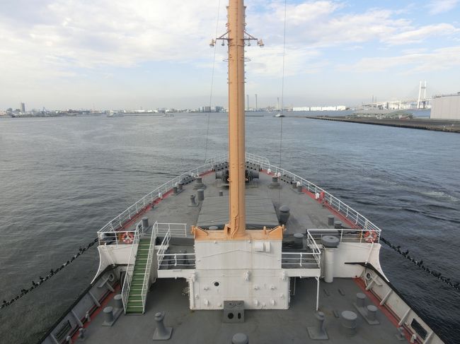 「氷川丸（ひかわまる）」は、「日本郵船」が「１９３０年（昭和５年）」に「横浜船渠（現三菱重工業横浜製作所）」で建造で竣工させた「日本の１２，０００ｔ級貨客船」です。<br /><br />「１９３０年（昭和５年）５月９日」に、氷川丸は「横浜港」から「神戸」へ出港。１３日に神戸港出港後、１４日に「四日市」、１５日に「清水」、１６日に「横浜」と航海。「５月１７日」に、「シアトル」への「処女航海」に向かいました。<br /><br />「１９４１年（昭和１６年）」に氷川丸は「日本海軍」に徴用され、「病院船（特設病院船）」として使用されます。<br /><br />「敗戦直後」は、「帰国者の引き揚げ任務」に従事します。<br /><br />「最終航海」は、「１９６０年（昭和３５年）８月２７日」に「横浜」から「シアトル」へ出港。「１０月１日」に「横浜」に戻ると、「１０月３日」に「神戸」に到着。神戸から横浜に「回航（輸送対象の船舶そのものを操縦してその船舶を輸送すること）」され、「太平洋横断２３８回」をもって航海を終えました。<br /><br />「２０１６年（平成２８年）」、「戦前で作られた貨客船」としての文化的価値が評価されて、「国の重要文化財」に指定されました。