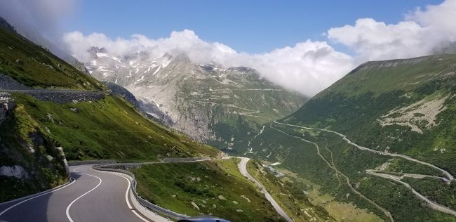 夏休みを利用して相方とスイス・イタリアに行ってきました。<br /><br />当初は、まだ行ってない国ということでアイルランドに行く予定でした。ただアイルランドだけでは時間を持て余すためイギリスinの後、フェリーでアイルランドに渡る計画でしたが、イギリスのEU離脱騒動で雲行きが怪しくなったため断念。そこでヨーロッパでまだ行ってないところを探したところ、リヒテンシュタインが思い浮かびました。他に何を付けるか色々悩みましたが、大昔にツェルマットまで行ったのに悪天候で全く見れなかったマッターホルンと近くまで行ったにも拘わらず寄れなかったトレチメ・ディ・ラヴァレードとオルタ湖のサン・ジューリオ島に行くことにしました。<br /><br />で、どうだったかというと、天気が日替わりで晴れたり雨だったりの繰り返しでしたが、要所要所では晴れ上がり、上の3つは全てリベンジできました。とくにマッターホルンは一日中至近距離で眺めていられて大満足でした。天気が不安定であったため毎日ハラハラ・ドキドキでしたが、その分、晴れ上がった時の喜びは格別でした。その一方、雨で暗~い気分の日もあり、海・山といった景色メインの観光は天気次第のため、難しさを痛感しました。ここ数年のドライブ旅行は、観光以外にホテルや食事も期待できたため、天気で外しても救いはありましたが、物価が高くてホテル・食事で奮発できない国では尚更難しいと感じました。<br /><br />1日目 アムステルダム経由ミラノ着。この日はレンタカーを借りただけ。マルペンサ泊。<br />2日目 雨の中、ドロミテ地方に移動。ミズリーナ湖泊。<br />3日目 午前中、トレチメハイキング。午後マッダレーナ村に移動。メラーノ泊。<br />4日目 イタリアからオーストリア、リヒテンシュタインを経由しスイスへ。ミューレン泊。<br />5日目 雨のためハイキングを断念しグリムゼル・フルカ峠へ。予約していたブリエンツ湖畔のホテルが宿泊不能となりインターラーケン泊。<br />6日目 ゴルナーグラート鉄道でマッターホルンへ。マッターホルン麓のホテル泊。<br />7日目 ツェルマット観光の後、イタリア・オルタ湖へ。マルペンサ泊。<br />8日目 アムステルダム経由で成田へ。<br /><br />⑤は5日目の旅行記です。この日は朝から天気が良くなかったため、予定していたハイキングは中止しさっさとミューレンから下りました。特に予定はなかったため行くところに困りましたが、翌日予定していたグリムゼル峠・フルカ峠に行ってみたところ、景色も綺麗で大当たりでした。<br /><br />この日はブリエンツ湖畔のホテルに泊まる予定でした。ところが着いたら水回りの不具合で宿泊不可となり、急遽インターラーケン近辺のホテルに泊まることになりました。楽しみにしていたホテルでしたので残念でしたが、翌日サクッとツェルマットに向けて出発でき、その意味では良かったと思っています。<br /><br />この日の主なイベントは次の通りです:<br />●グリンデルワルト観光<br />●グリムゼル峠ドライブ<br />●フルカ峠ドライブ<br />●氷河内を見学