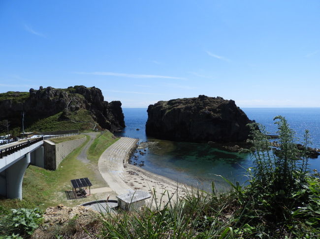 飛島は山形県唯一の有人島です。<br />以前酒田に来た時、時間がなく行けなかった飛島。<br />１０年越しかな。<br />天気が良すぎてちょっとつらかった(笑)<br /><br />ジェットスターの庄内空港就航したための旅行です。<br />ＬＣＣ以外ではＪＡＬ利用のため庄内空港は今まで利用したことがありませんでしたので初庄内空港です。<br /><br />２泊３日旅行代金合計 ３４８９３円<br /><br />交通費小計 ２２４４１円<br />飛行機 成田 庄内 １０００円＋３８０円＋６００円＝１９８０円<br />レンタカー４日間免責補償あり １４０９０ー３０００クーポン＝１１０９０円<br />ガソリン代 ２２１１円 ２３Ｋｍ／Ｌ＝３６３Ｋｍ／１５、６Ｌ<br />船 酒田 飛島 往復４２００円<br />飛行機 庄内 成田 １９８０円＋３８０円＋６００円＝２９６０円<br /><br />宿泊費小計 ６７７０円<br />１泊目 華夕美日本海 ２食付き ７５６０円ー１０００クーポンー６５６０ポイント＝０円<br />２泊目 ホテルイン鶴岡 朝食付き ５３００円ー１５００クーポン＝３８００円<br />３泊目 素泊 ２９７０円<br /><br />飲食費小計  ４４８２円<br /><br />その他小計 １２００円<br />加茂水族館 １０００円ー１００円＝９００円（３０％ポイントバック）<br />入湯税 １５０円Ｘ２＝３００円