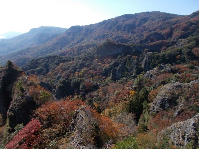 岡山からフェリーで小豆島に渡り、寒霞渓の紅葉を見に行きました。土庄港からバスで草壁まで行き、草壁からは全部歩きで、ロープウェイを利用せず表十二景・裏八景の遊歩道を周回し、草壁まで歩いて戻りました。一応、季節運行の草壁⇔ロープウェイのりばのバスはありますが、本数が非常に少なくタイミングが合わないので使いませんでした。