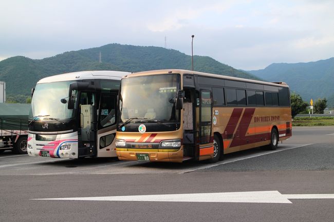 徳島の街を2時間ほど歩いて巡る。目的は御朱印と郵便局巡り・・・<br />その後は、高知まで高速バスで移動する。高速道路が充実し、乗り換えなしで移動できるバスはラク・・・<br />徳島での食事、眉山天神社、徳島城博物館、徳島駅付近でJR四国の車両を撮影。それに、高速バス高知徳島エクスプレス。高知ではホテル、食事の様子等。<br />マイカー、レンタカー、鉄道とは少し異なったバスでの移動を中心に。