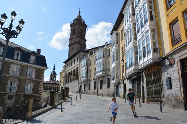 ビトリア（Ｖｉｔｏｒｉａ）<br /><br />バスク自治州の州都でパンプロ－ナから西へ１００ｋｍ、標高５２５ｍ、路線バスで２時間弱<br />人口は24万人の緑の多い静かな街だと言うが・・<br /><br />それより<br />バスクは私にとって非常に興味深い土地だ<br /><br />独立運動・・根強い自主独立自治運動は長くテロや騒動を惹起し近年まで続いていたが昨年の組織の解散宣言で終焉を見た<br />言語・・・近隣のヨ－ロッパ・インド語族に属さず系統が不明、日本語やハングル等と同じ「孤立した言語」と言われてる<br />学習が非常に難しく色んな逸話（伝説？）が残されている<br />血液型・・O型が半分以上を占めＡ型がこれに続きＢ型が極端に少ない<br />世界的にもＲＨ+が殆どだがバスク人の多くがＲＨ-だ<br />著名バスク人・・・イエズス会を作り上げたフランシスコザビエル、ロヨラ、サラサ－テ、チェ・ゲバラの他、南米にはバスク系著名人が大変多く画家のエル・グレコ（ギリシャ人で本名はドメニコス・テオトコプ－ロス）と同じ様にエル・バスコ（バスク人）と呼ばれている<br /><br />日本人っぽい（似ている）と言う人がいるが<br />残念ながら風貌は日本人には全く似ていない！<br />圧倒的に白色系ヨ－ロッパ人に近い<br />　　　　　　<br /><br />