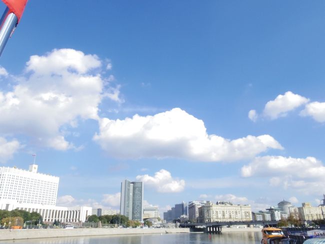 母娘の気ままなモスクワ街歩き旅。<br />2018年のウラジオストク以来、今回が2回目のロシアです。<br /><br />日本から予約しておいたモスクワ川クルーズに参加しました。モスクワの観光名所を川から一気に見れるので、とてもオススメです。<br />