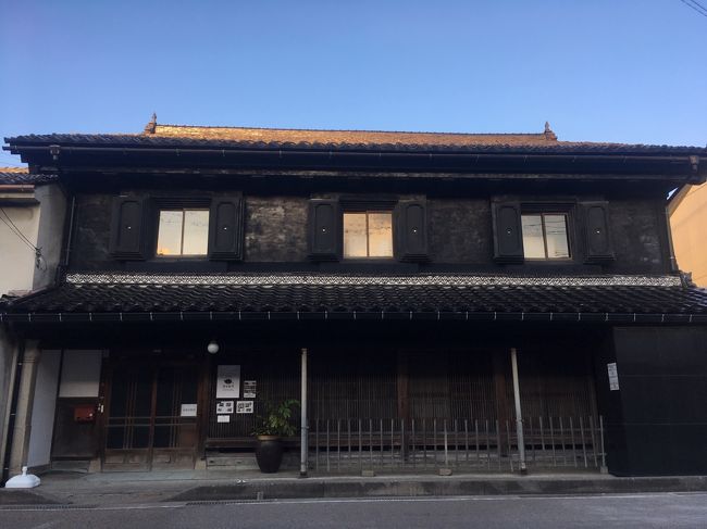 9月に入り暑さも一服感があったのに、台風の影響か日中は30度ごえ。暑い中、家でじっとしているのもどうかなと思い立つ。どこか涼しいところで、ゆったりまったりしたくなり、土蔵造りの古民家をリノベーションした喫茶店が富山県の氷見市にできたということをリサーチする。興味が大いにあるのでランチがてら行ってみることにした。