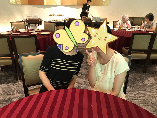 普段は趣味のダイビングや彼氏とのデートで忙しい娘ちゃんが、<br />8月が誕生日だった私のお祝いに<br />東山アカガネリゾートでランチをご馳走してくれました。<br />美味しいフレンチに舌鼓をうって大満足のまま<br />烏丸御池へ移動。<br />文化博物館で日本絵画を鑑賞するという<br />大満足な一日となりました(^^)<br /><br />素敵な時間をプレゼントしてくれた<br />親孝行な娘ちゃんに感謝です(^^)