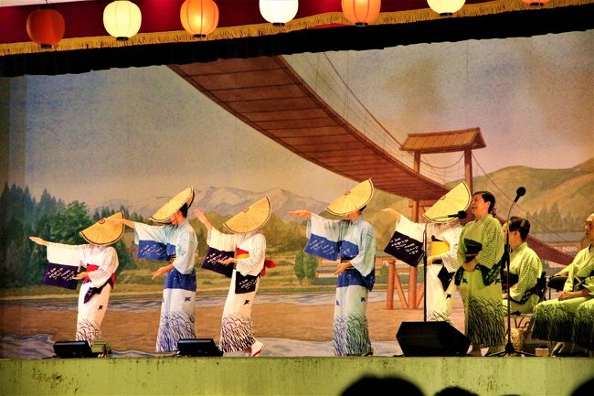 日本のお祭りと古い町並みが好きです。<br /><br />日本のお祭りはお囃子や唄が流れる中での踊りが“動”のイメージですが、「おわら風の盆」は胡弓の哀し気な音に女踊りの優美な手の舞が“静”のイメージ。また、古い町家が立ち並ぶ中での町流しが、以前から私にとって特別感のあるお祭りでした。<br /><br />お祭りの中でも、盆踊りはお盆の時期に死者を供養するための行事で、新盆を迎える家に人々が赴き、家の前で輪を作って踊り、念仏を唱えていたのが始まりといわれています。<br /><br />毎年9月1日～3日に行われる「おわら風の盆」は、そうしたお盆の時期に死者を供養するための盆踊りではなく、豊作祈願の行事が発祥のようです。<br />ですが、八尾出身の義母が1ヶ月前の8月初旬に亡くなったので、八尾の地で義母の御霊を弔いたい想いで、念願の「おわら風の盆」を観に行って来ました。<br /><br />1日目：東町→諏訪町（日本の道100選）→東新町→上新町→おわら風の盆演舞場→上新町→東新町→鏡町<br /><br />2日目：東町→今町→おわら風の盆演舞場→東町→今町→西町→上新町→諏訪町（日本の道100選）