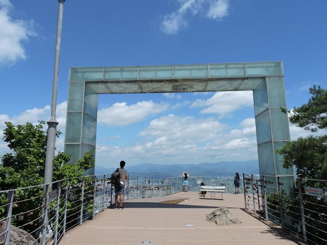 　ケーブルカーで上がった展望台から少し山歩きをしたところにドラマで出てきたアプサン公園展望台があります。<br />ここも景色は抜群で、ドラマ中でキム秘書役パク・ミニョンさんがやってくるところです。ドラマ内では天気が今ひとつだったので景色もそれほどすごいとは思えませんでしたが、この日は晴天で抜群の景色が見れました！！！しかし・・・暑い！！<br /><br />アプサン展望台で景色とドラマ気分を満喫して暑さに耐えられず下山しカフェに行くことにしました。目的地はアプサンの麓にあるアプサンカフェ通りにある一軒です。しかあまりの暑さにカフェに行く前に涼を取るためにアプサン内のカフェに行くことにしました。<br />コーヒー名家という何店か支店を持つ大邱では有名なカフェのアプサン支店です。<br /><br />てんないは落ち着いた雰囲気で、なにより涼しい！！ここでかき氷のベリーのピンスと抹茶のラテをのみました。これがまた美味しい！しかも<br />ピンス（かき氷）にはおもしろい物が入ってます。しかも冷たくて美味しい！ここで英気を養って本当の目的のカフェに行くつもりです！！<br />