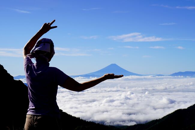 山友達から3日間休みが取れた。<br />どこか山へ行こう!<br />と、お誘いが。<br /><br />行先と山行計画はもっぱら私に任されることが多く、今回もぐずぐずした気圧配置の天気予報とにらめっこしながら思案の末<br />大雨が降っても比較的早く下界に降りられる山域。今行って美しい自然が満喫できるところ。そして山小屋ロッジが多く最悪食事、飲料水、など手に入りやすい八ヶ岳に決定。<br /><br />1日目愛知→諏訪南→美濃戸→南沢→行者小屋<br /><br />2日目行者小屋→赤岳鉱泉→硫黄岳→横岳→赤岳→文三郎尾根→行者小屋<br /><br />3日目行者小屋→阿弥陀岳→行者小屋→美濃戸→愛知<br /><br />今年は山は雨が多くその分八ヶ岳の苔の森はまるでおとぎの国の様でした。そして稜線は八ヶ岳のだいご味が十分堪能できるものでした。<br /><br />最終日の雲海に浮かぶ富士山は頑張ったご褒美をいただいた気分でした。