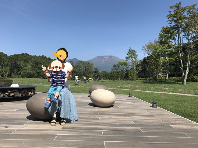 2018年、夏休み後半は軽井沢へ!<br />前半は愛犬を預けての北海道旅行でしたが、愛犬をペットホテルからピックアップして、一日休憩を挟み、残りの夏休みを満喫しました(^-^<br /><br />ブログにもアップしました★<br />■2018年夏休み後半 子連れ&ワンコ連れ ~東急ハーヴェストクラブ軽井沢&VIALA<br />https://ameblo.jp/kakarinto/entry-12520881560.html<br /><br />オープンしてまだ10日、どこもかしこもピッカピカなホテルです☆<br /><br />お部屋はVIALAのペットルーム。<br />VIALAの通常のお部屋にも泊まりましたが、こちらの方が広々として良かったです。<br /><br />8月上旬、本来なら涼しい軽井沢で避暑を・・・、と思っていましたが、ものすごく暑い三日間で、一歳7か月の子連れ・ワンコ連れの私たちはほとんど部屋から出ることが出来なかったのですが、広々としたお部屋と大きなジャグジーのおかげで子供は大喜び!<br /><br />楽しい夏休み後半となりました。<br /><br />VIALAでの滞在記録です。<br /><br /><br />■旅の目次■<br /><br />・2018年夏休み後半 1歳7か月子連れ&ワンコ連れ ~東急ハーヴェストクラブ軽井沢&VIALA①<br />https://4travel.jp/travelogue/11539626<br /><br />・2018年夏休み後半 1歳7か月子連れ&ワンコ連れ ~東急ハーヴェストクラブ軽井沢&VIALA②<br />https://4travel.jp/travelogue/11539911