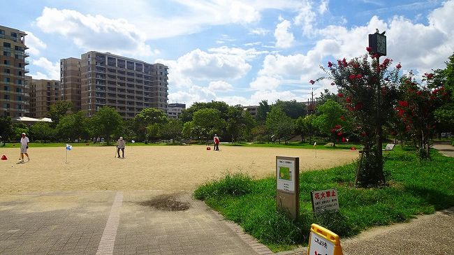 その6からの続きです。<br /><br />写真は、公園内の運動場でゲートボールを楽しむお年寄り達。