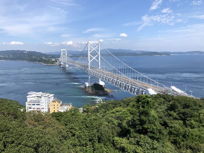 2日目は、高松→淡路島→神戸へ。<br />橋の写真を撮り過ぎてしまい、どの橋の写真なのかわからなくなってしまいました。写真が間違えていたらごめんなさい…。<br />今回の旅行の決め手の1つになった「山越うどん」。並んでまで食べる価値がありました。<br />そして2つ目の決め手の「神戸メリケンパークオリエンタルホテル」の宿泊。夜景が綺麗で、帰りたくなくなりました。<br />