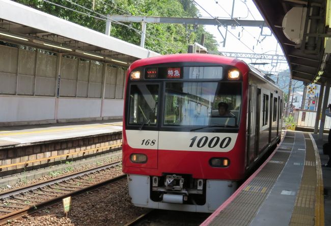 9月1日にJAL羽田―福岡便に就航したばかりのエアバスA350に乗りたくて福岡まで飛ぶことにしました。<br />せっかくなのでファーストクラスの乗り心地を味わってみることにしたのですが。<br /><br />9月9日の便を予約していたのに台風15号の直撃で欠航。<br />仕方なく予定を変更して一日遅らせてのフライトとしました。<br />2日前に神奈川新町の踏切事故から復旧したばかりの京急に乗りますが、今度は午前中に通り過ぎた台風15号の影響で大きくダイヤが乱れていました。<br />今日は空港近くのホテルJALシティ羽田に前泊します。