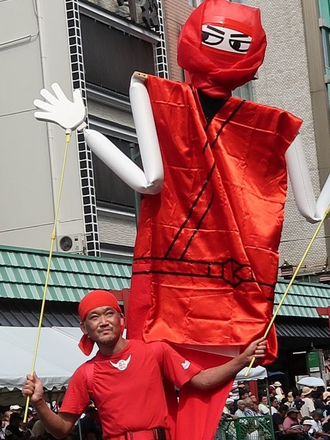 行く夏を惜しんで 浅草サンバカーニバル 東京中日スポーツ <br /> 北半球最大のサンバの祭典「浅草サンバカーニバル」が8月31日、東京都台東区の浅草寺周辺であった。華麗なダンサーらが息の合ったステップを披露し、観客を魅了した。<br /> パレードコンテストには、二つのリーグに計16チームが出場。各チームが「忍者」や「チョコレート」などのテーマを設け、800メートルのコースを40分かけて思い思いに踊り歩いた。最高峰のS1(1部)リーグでは、地元・浅草の「仲見世バルバロス」が優勝し、4連覇を達成した。ほかに、地元小学生のサンバチームなども参加した。<br />浅草サンバカーニバルは38回目で、地元の人たちでつくる実行委員会の主催。毎年50万人が訪れる。2019年9月1日 <br />https://www.tokyo-np.co.jp/article/national/list/201909/CK2019090102000126.html#print より引用<br /><br />浅草サンバカーニバル については・・<br />https://www.asakusa-samba.org/<br /><br />カンタ ブラジル行進部 については・・<br />http://cantabrasil.net/
