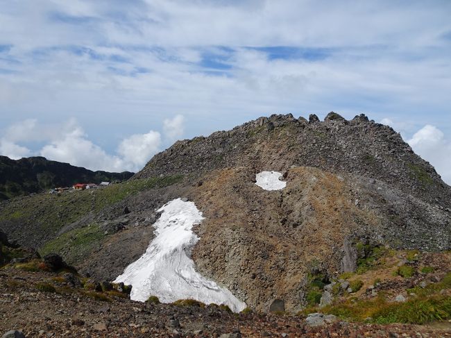 この週末は天気が読みにくかったので直前に紆余曲折の末、土曜日に鳥海山、日曜日は北海道で登山の予定でした。<br />ところが、思わぬハプニングで北海道には行けなくなり、日曜日は急遽計画して山形で酒田を観光して月山に登ってきました。<br /><br /><鳥海山の行程><br />鉾立6:56-7:57御浜小屋7:59-8:30七五三掛-9:31御室-9:48新山9:57-10:22七高山10:32-11:32七五三掛-13:12大平口-13:25大平山荘14:30-15:12鉾立<br /><br /><月山の行程><br />八合目13:01-13:53佛生池小屋-14:36山頂・月山神社14:52-15:43月山リフト上駅