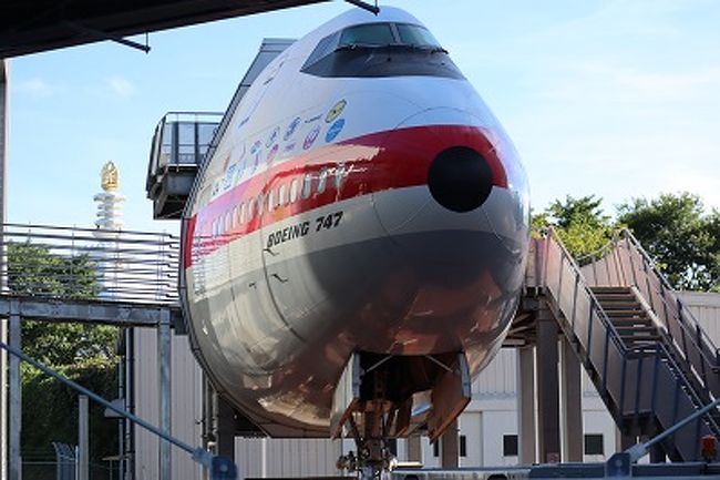 今日は夏の終わりの恒例行事、成田の航空科学博物館で開催される航空ジャンク市に行ってきました。もちろん飛行機だけじゃなく食もあります。